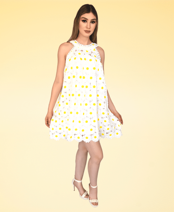 Vestido de encaje con bordado amarillo