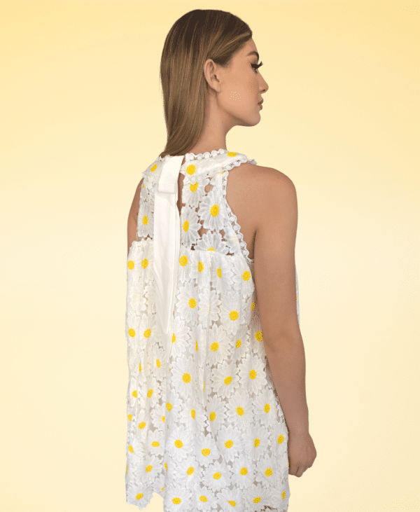 Vestido de encaje con bordado amarillo